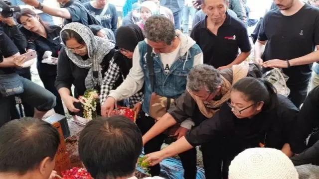 Mendung, Mengiringi Pemakaman Ade Irawan di TPU Tanah Kusir - GenPI.co