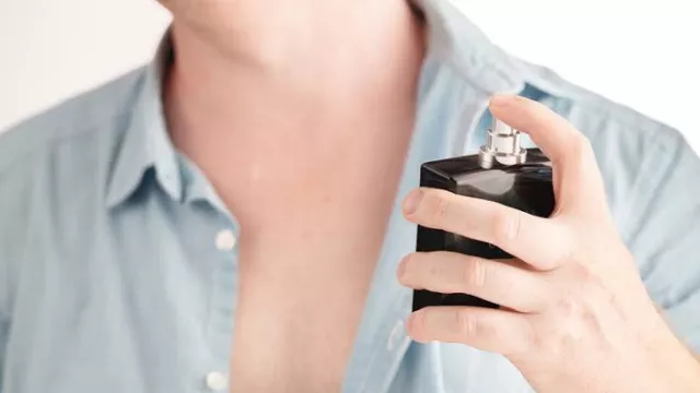 Bukan Semprot ke Baju, Begini Cara Pakai Cologne yang Benar - GenPI.co Bukan Semprot ke Baju, Begini Cara Pakai Cologne yang Benar - GenPI.co