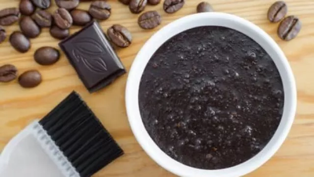 Bikin Sendiri Lip Scrub Pakai Kopi dan Madu - GenPI.co