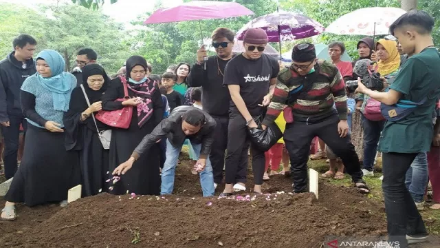 Makam Ibunya Rizky Febian Dipindah Setelah Autopsi - GenPI.co