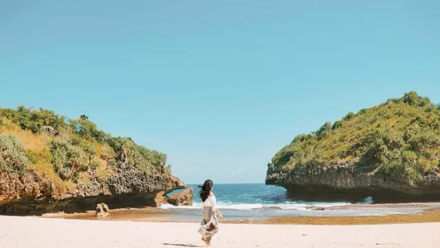 Pantai Srakung yang Sepi, Tempat Ideal untuk Merenung Sendiri - GenPI.co