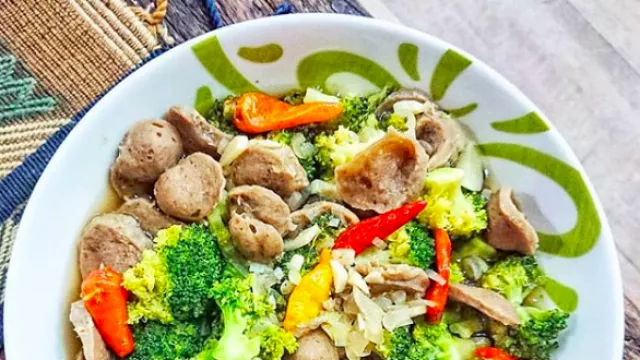 Awali Hari dengan Makanan Sehat, Ini Resep Tumis Brokoli Bakso - GenPI.co