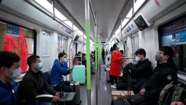 Wuhan Menggeliat, Kereta Bawah Tanah Sudah Beroperasi - GenPI.co