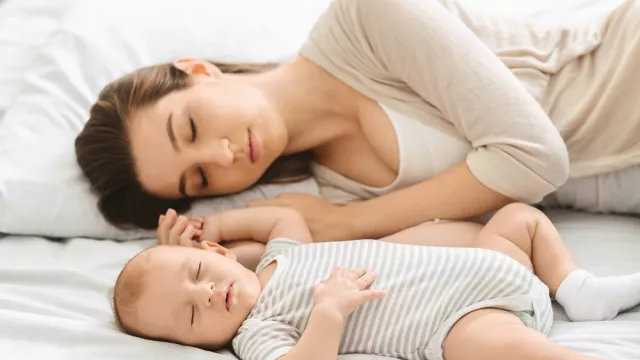 Bayi Tidur Seranjang dengan Orang Tuanya, Aman Nggak Sih? - GenPI.co