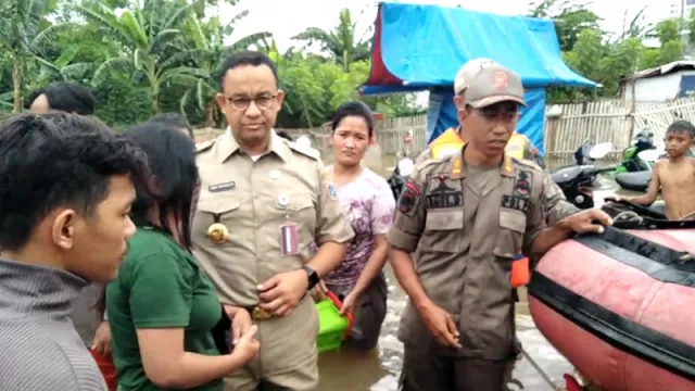 Diteriaki Warga Korban Banjir, Anies Baswedan Langsung Nyebur - GenPI.co