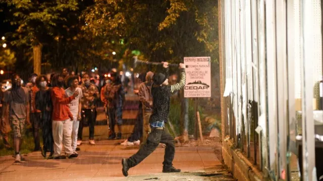 Satu Kota Rusuh Buntut Kekerasan yang Dilakukan Oknum Polisi - GenPI.co