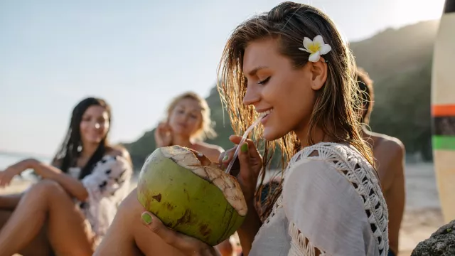 Bumil Rajin Minum Air Kelapa, Kulit Bayi Jadi Putih? - GenPI.co Bumil Rajin Minum Air Kelapa, Kulit Bayi Jadi Putih? - GenPI.co
