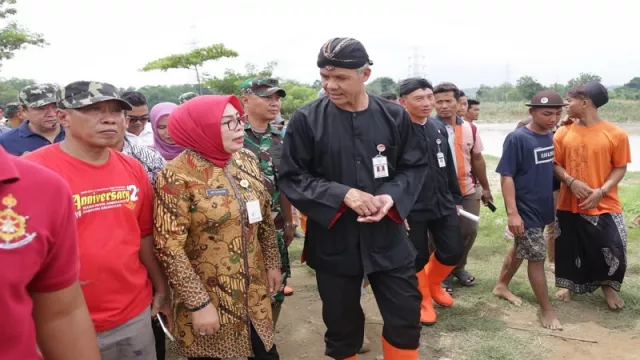 Ganjar Pranowo Kirim Alat Berat ke Lokasi Banjir Grobogan - GenPI.co