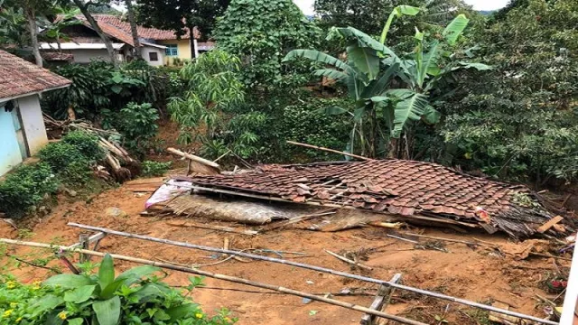Korban Banjir dan Tanah Longsor di Bogor Butuh Sembako - GenPI.co