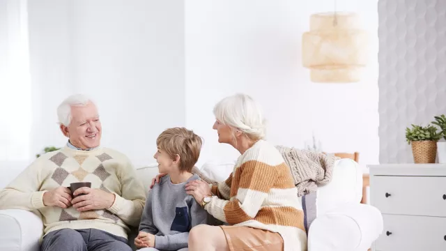 Sering Interaksi dengan Kakek & Nenek, Anak Bisa jadi Kuat - GenPI.co