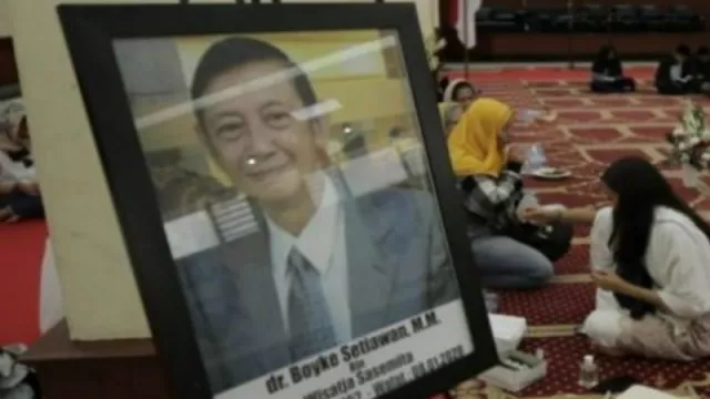 Rektor UKRI Dokter Boyke Meninggal: Prabowo Melayat ke Rumah Duka - GenPI.co
