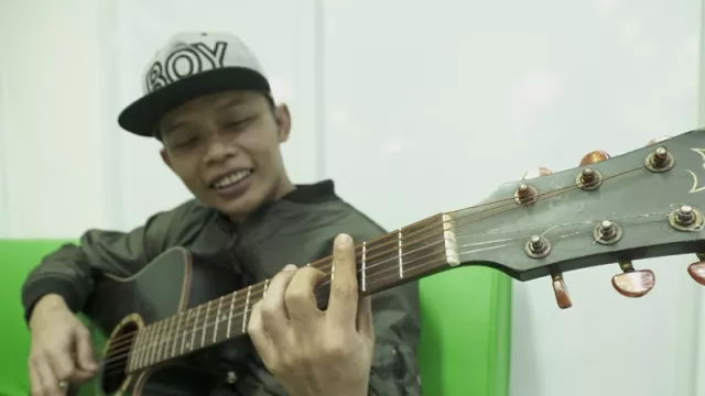 Saatnya Main Chord Gitar Demi Waktu Karya Ungu, Simpel! - GenPI.co