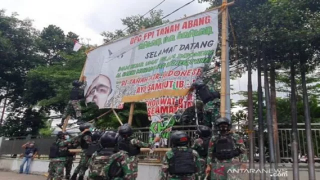 Warga Komentari Aksi TNI Copoti Baliho Habib Rizieq - GenPI.co