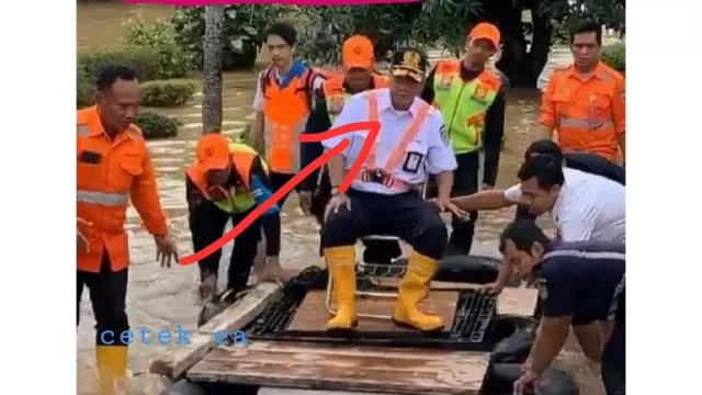 Dirut KAI Tinjau Banjir, Netizen Jadi Salfok - GenPI.co