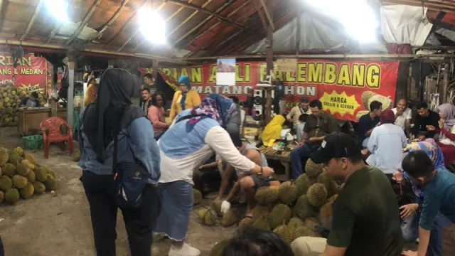 Berburu Durian Lubuk Linggau di Lapak Haji Husein Ciledug - GenPI.co