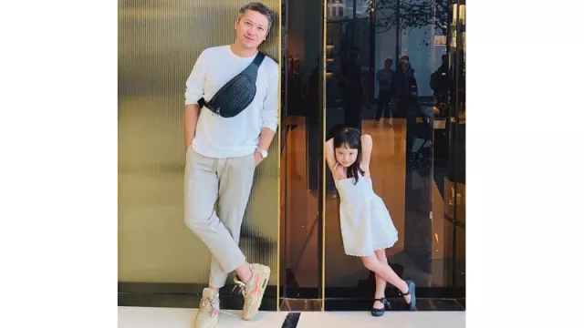 Outfit Ayah dan Anak:  Gaya Gading Marten dan Gempi Jempol Banget - GenPI.co