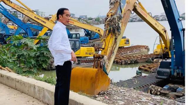 Jakarta Banjir, Jokowi Tinjau Waduk Pluit Berkemeja Putih Bersih - GenPI.co