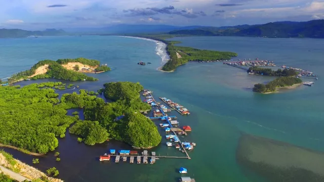 Kampung Laut Enggros, Destinasi Unik di Jayapura, Papua - GenPI.co