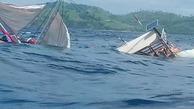 Kapal Pinisi yang Ditumpangi Wartawan Terbalik di Labuan Bajo - GenPI.co