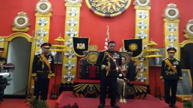 Polisi Tahan Raja dan Kanjeng Ratu Keraton Agung Sejagat - GenPI.co