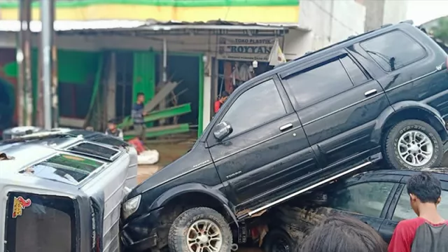 Lihatlah, Mobil Bertumpuk Gara-Gara Banjir Parah di Bekasi - GenPI.co