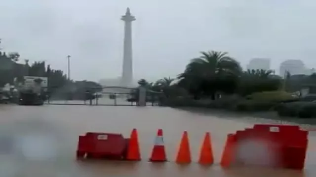 Diguyur Hujan Kawasan Monas Banjir - GenPI.co