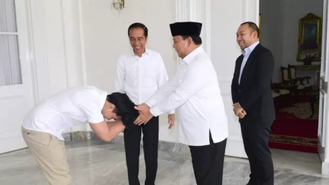 Jokowi Tertawa Lihat Gaya Kaesang Salaman sama Prabowo Subianto - GenPI.co