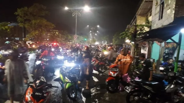 Turun Langsung Atasi Banjir Surabaya, Bu Risma Dapat Pujian - GenPI.co