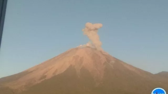 Waspada, Gunung Semeru Erupsi Semburkan Abu Hitam - GenPI.co