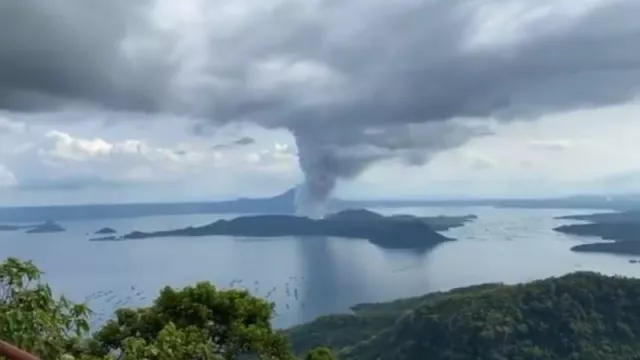 Gunung Taal Filipina Erupsi, Muntahkan Abu dan Lava - GenPI.co