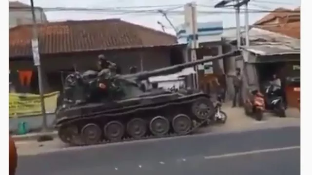Tank Tempur TNI Belok Esktrem, Gerobak Tahu dan Motor Jadi Korban - GenPI.co