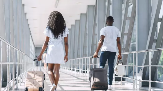 Cinta Mereka Kandas di Terminal Bandara - GenPI.co