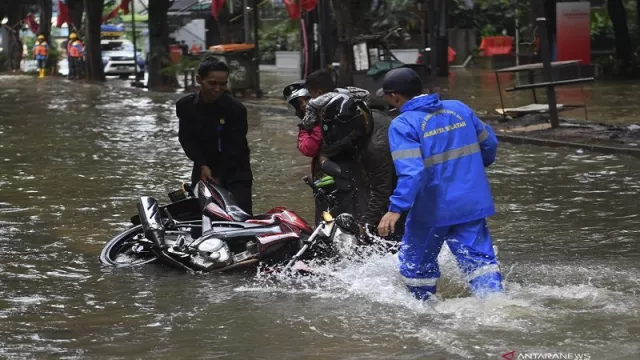 Politisi PDIP Sebut Pemprov DKI Payah Atasi Banjir Jakarta - GenPI.co