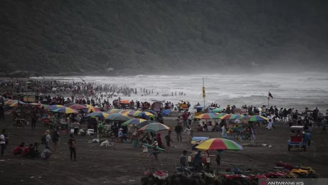 Waspada, Gelombang Laut Selatan Yogyakarta Capai 3 Meter - GenPI.co