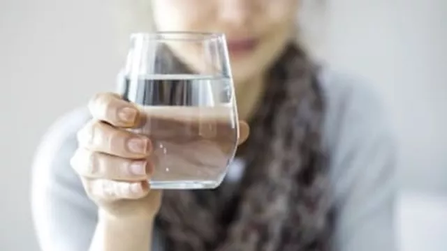 5 Manfaat Minum Air Putih Saat Perut Kosong - GenPI.co
