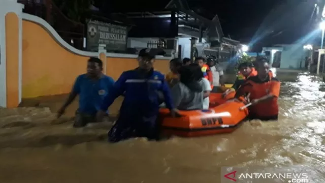 Sejumlah Wilayah Jakarta Banjir Akibat Hujan Deras - GenPI.co