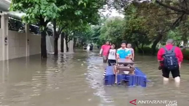 Lapor! Pak Gubernur, Perumahan Pulomas Terendam Banjir 1 Meter - GenPI.co