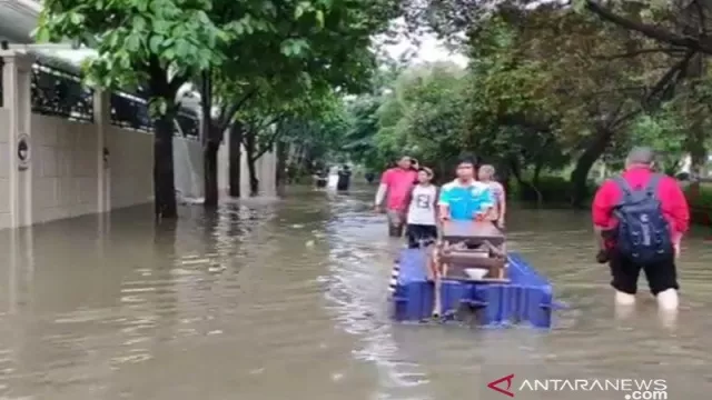 Lapor! Pak Gubernur, Perumahan Pulomas Terendam Banjir 1 Meter - GenPI.co Lapor! Pak Gubernur, Perumahan Pulomas Terendam Banjir 1 Meter - GenPI.co