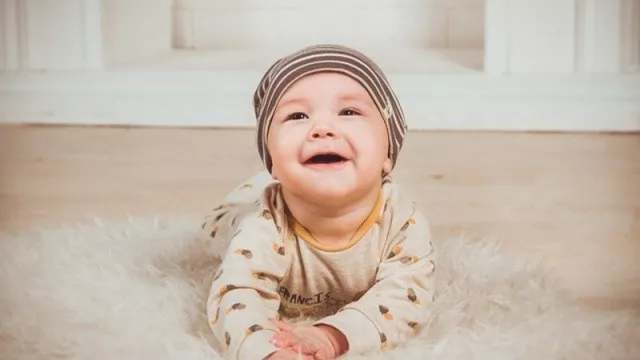 3 Cara Mudah Membantu Bayi untuk Merangkak - GenPI.co