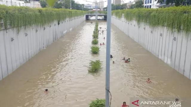 Jakarta Banjir, Underpass Jalan Angkasa Jadi Wahana Renang Bocah - GenPI.co