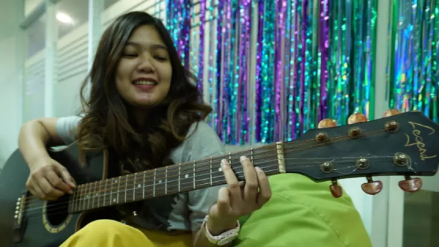 Main Chord Gitar Surat Cinta Untuk Starla Versi Gampang, Yuk! - GenPI.co