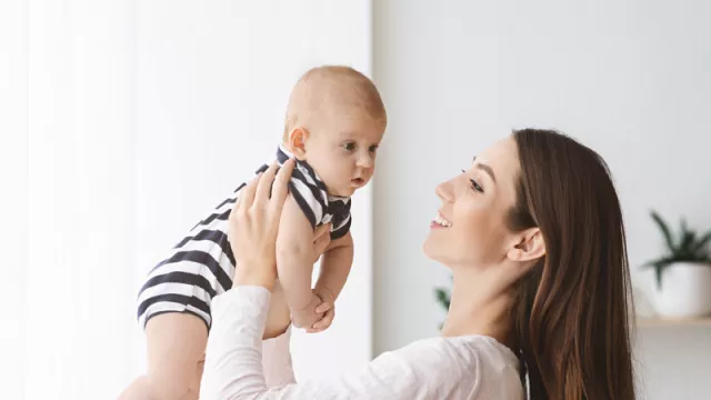 Inspirasi Nama Bayi Perempuan Awalan C, Artinya Cantik Banget - GenPI.co