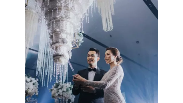 Viral! Kue Pengantin Digantung Bak Lampu - GenPI.co