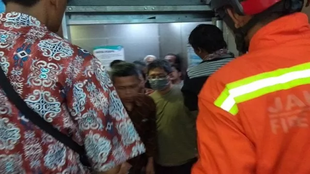 Belasan Orang Panik Terjebak dalam Lift di Rumah Sakit - GenPI.co