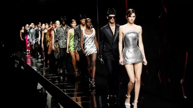 Versace Tampilkan Busana Musim Gugur di Pekan Mode Milan - GenPI.co