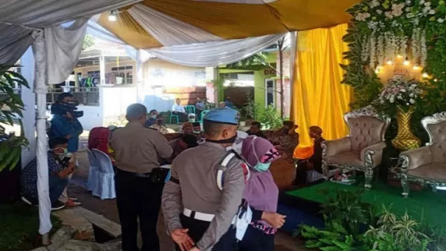 Polisi Bubarkan Pesta Pernikahan Warga Karena Wabah Corona - GenPI.co