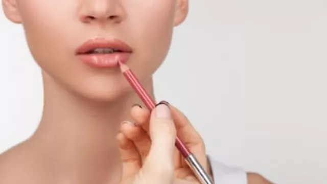 Girls, Gunakan Lip Liner Untuk Membuat Bibir Jadi Padat Berisi - GenPI.co