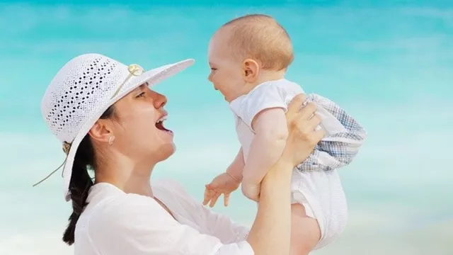 Menggemaskan! Tingkah Unik Anak Saat Minum ASI - GenPI.co Menggemaskan! Tingkah Unik Anak Saat Minum ASI - GenPI.co