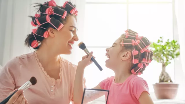 Anak Jangan Terlalu Sering Pakai Makeup, Bahaya! - GenPI.co