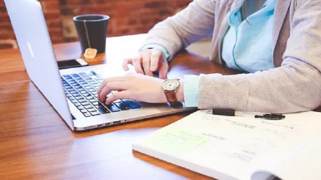Cegah Virus Corona dengan Bersihkan Laptop, Begini Tipsnya - GenPI.co Cegah Virus Corona dengan Bersihkan Laptop, Begini Tipsnya - GenPI.co